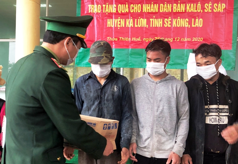 Tặng 200 suất quà cho dân bản ở biên giới nước Việt - Lào -0