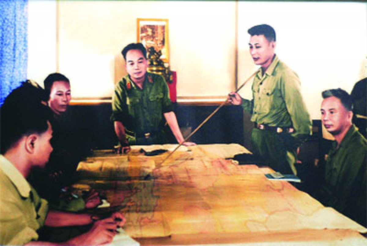 Tư lệnh Bộ đội Trường Sơn Đồng Sĩ Nguyên báo cáo với Đại tướng Võ Nguyên Giáp kế hoạch chuẩn bị chiến dịch Đường 9-Nam Lào. Ảnh tư liệu. 