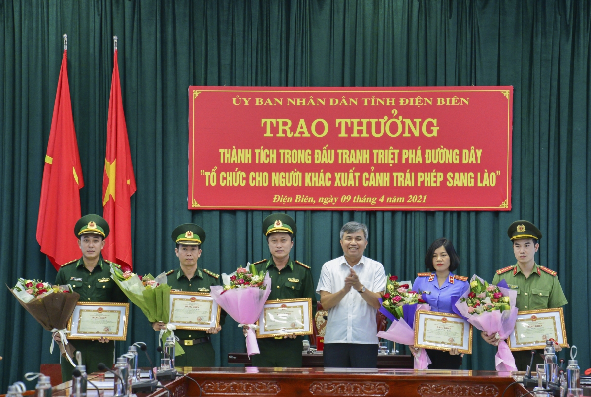 UBND tỉnh Điện Biên tặng Bằng khen cho 3 tập thể, 5 cá nhân có thành tích xuất sắc.