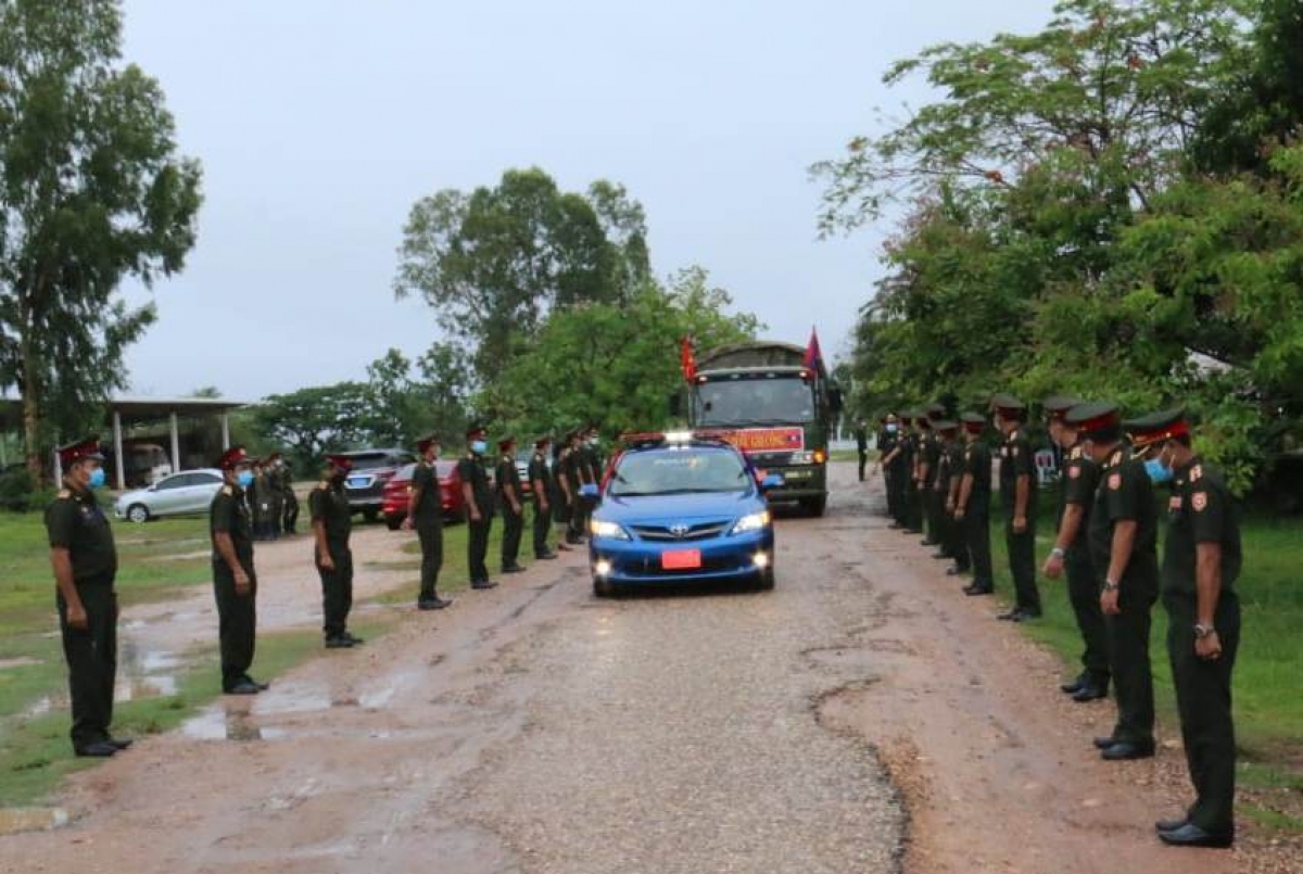 Cán bộ chiến sĩ Bộ Chỉ huy quân sự thủ đô Vientiane đứng hai bên đường tiễn đưa hài cốt