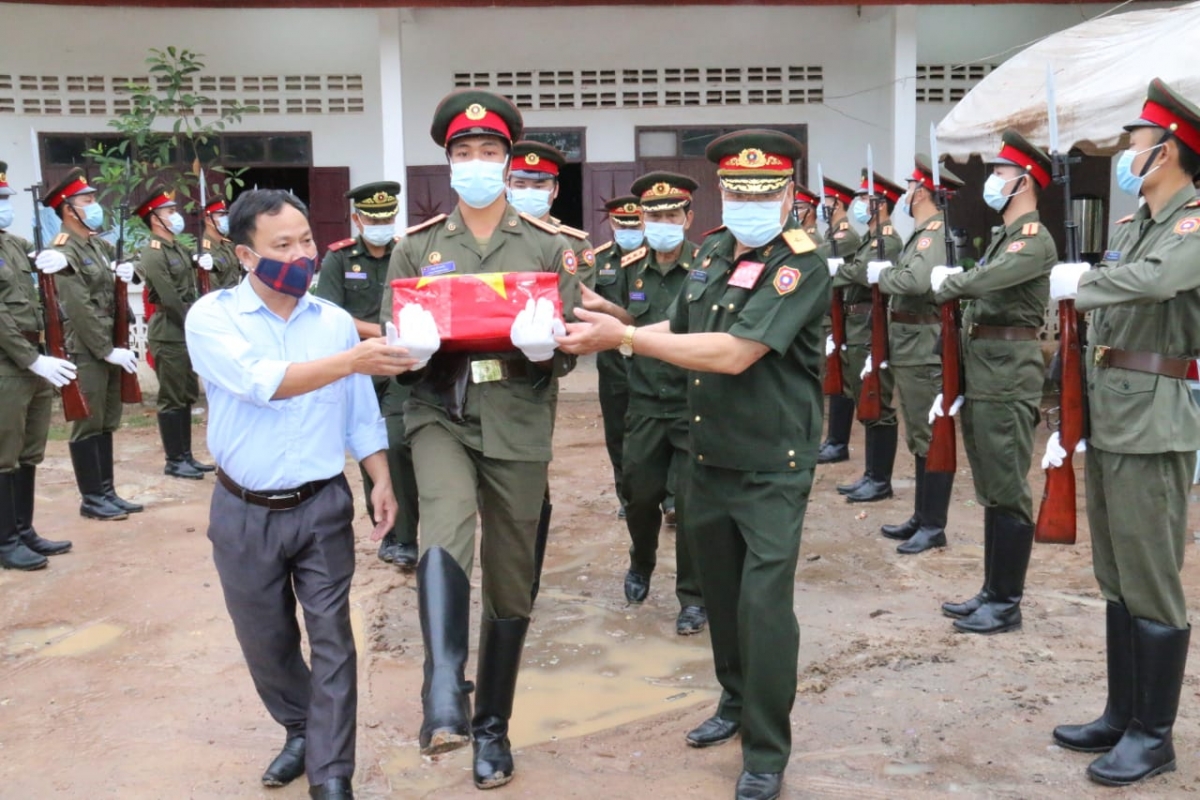Đại diện cơ quan quân sự tỉnh Hà Tĩnh và thủ đô Vientiane đưa tiễn liệt sĩ ra xe về nước.