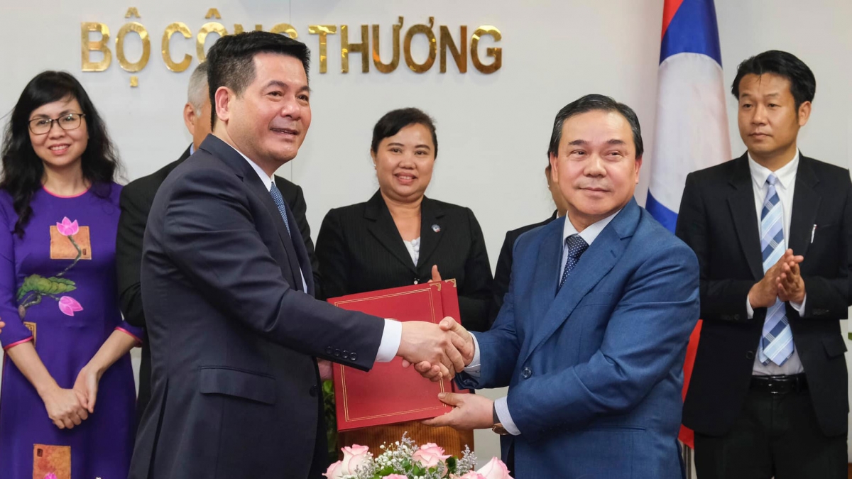 Bộ trưởng Nguyễn Hồng Diên và Đại sứ Lào Sengphet Houngboungnuang trao đổi Biên bản làm việc.