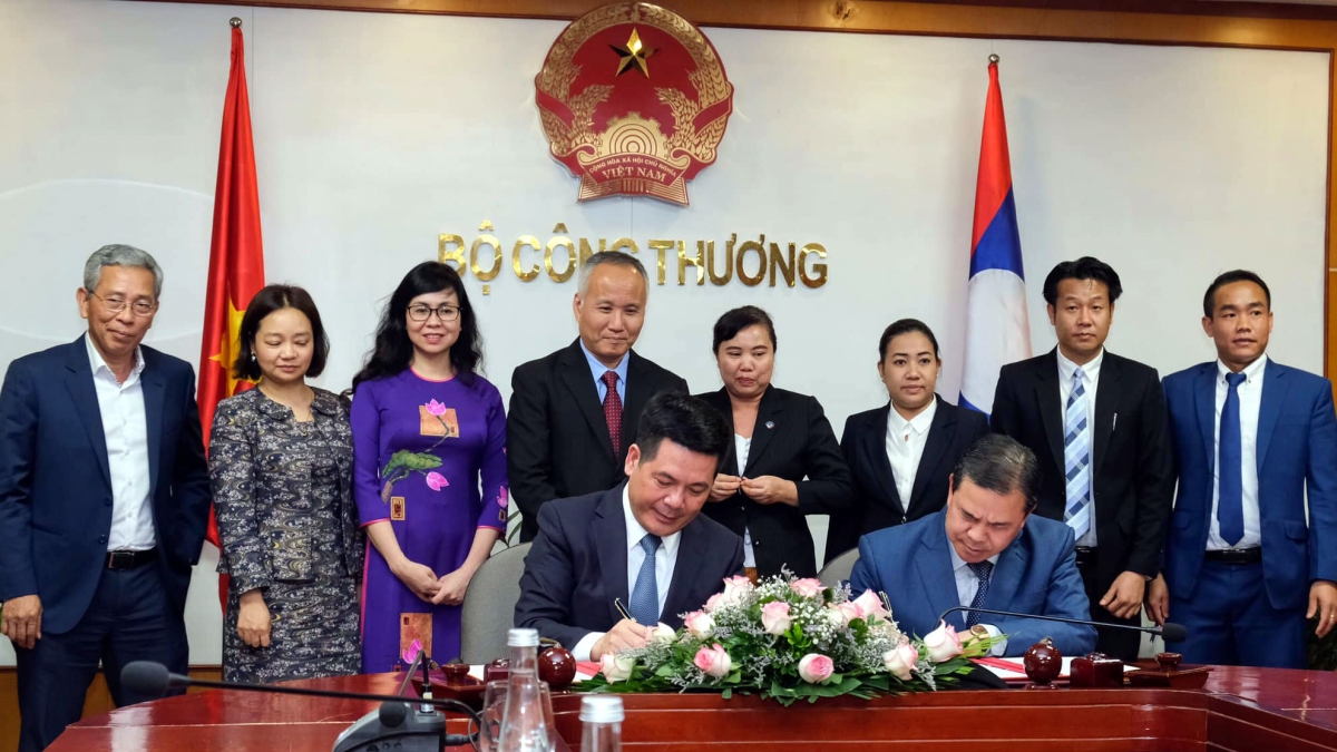 Bộ trưởng Nguyễn Hồng Diên và Đại sứ Lào tại Việt Nam kí Biên bản làm việc về các biện pháp tăng cường hơn nữa quan hệ hợp tác trong lĩnh vực thương mại, công nghiệp và năng lượng.