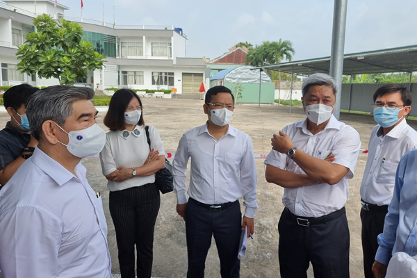 Thứ trưởng Y tế cùng 26 chuyên gia sang Lào hỗ trợ chống dịch