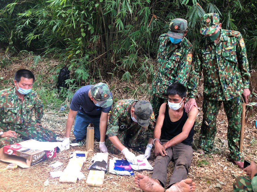 Bộ đội bắt giữ đối tượng cùng ma túy tang vật.