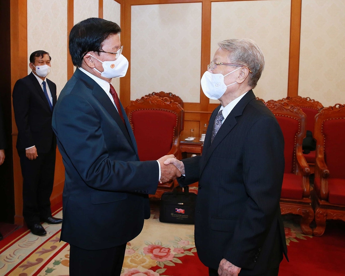 Tổng Bí thư, Chủ tịch nước Lào Thongloun Sisoulith gặp nguyên Chủ tịch nước Trần Đức Lương. (Nguồn: TTXVN)