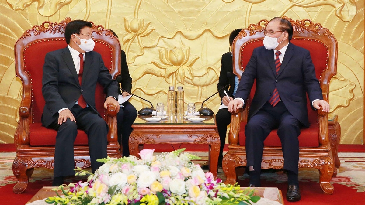 Tổng Bí thư, Chủ tịch nước Lào Thongloun Sisoulith gặp nguyên Tổng Bí thư Nông Đức Mạnh. (Nguồn: TTXVN)