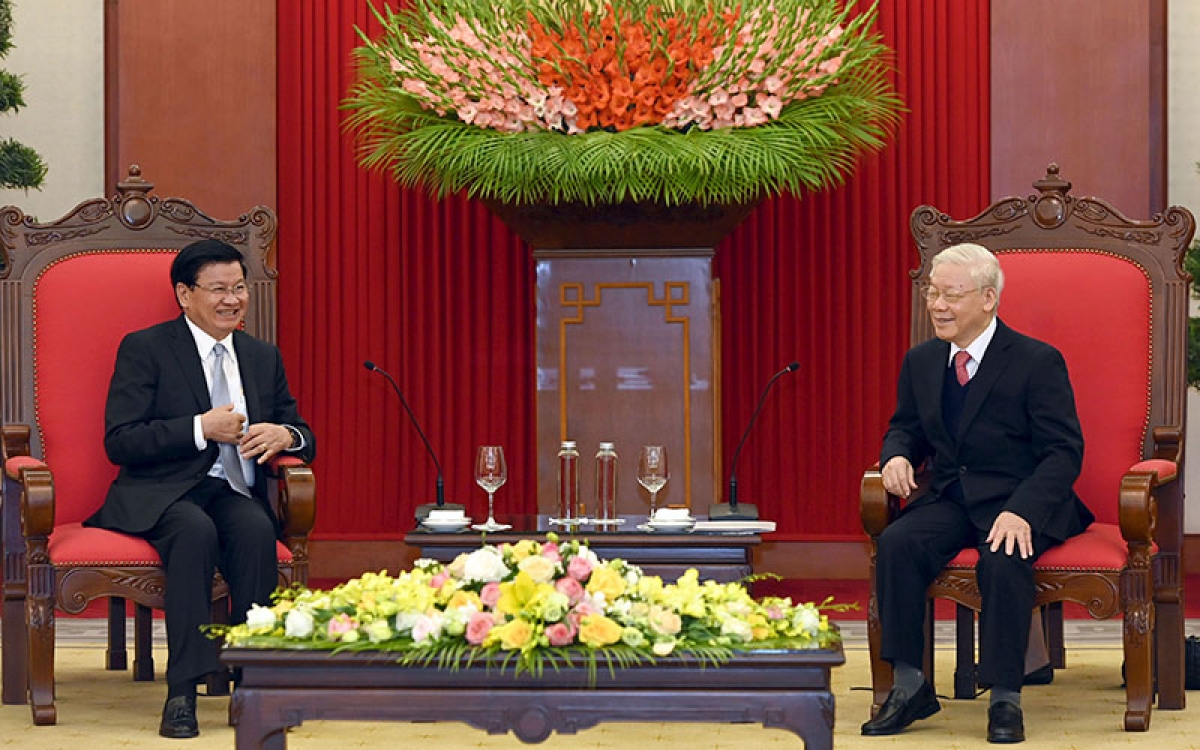 Tổng Bí thư Nguyễn Phú Trọng tiếp ông Thongloun Sisoulith (khi đó là Thủ tướng Lào) tháng 12/2020. (Ảnh: Trí Dũng/TTXVN)