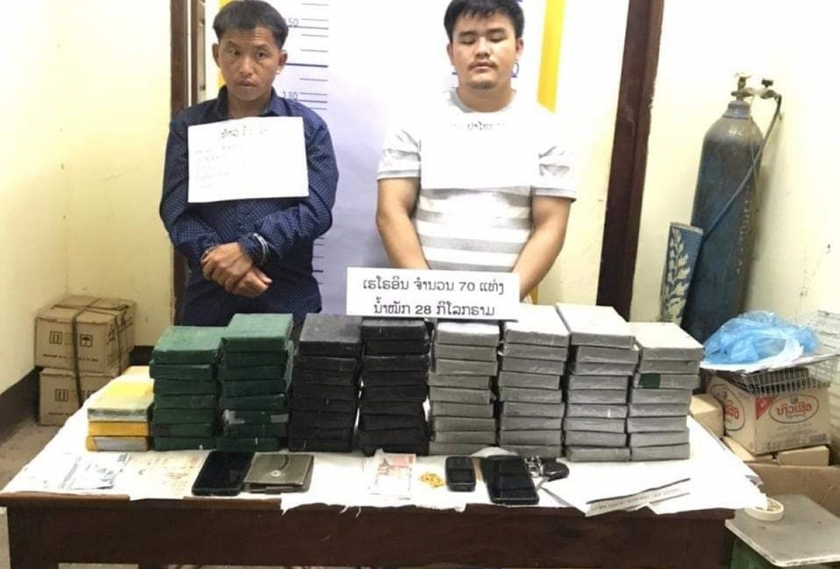 Cảnh sát bắt giữ 2 đối tượng vận chuyển 70 bánh heroin. Nguồn: Đài phát thanh Lào
