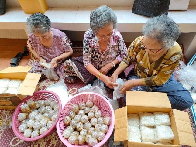 Lào: Chùa Bồ Đề phát hỗ trợ khẩu phần ăn cho bà con tại trung tâm cách ly tỉnh ảnh 1
