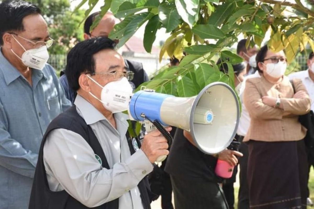 Thủ tướng Lào Phankham Viphavanh kiểm tra công tác phòng chống dịch Covid-19 tại các tỉnh Nam Lào. Ảnh: KT