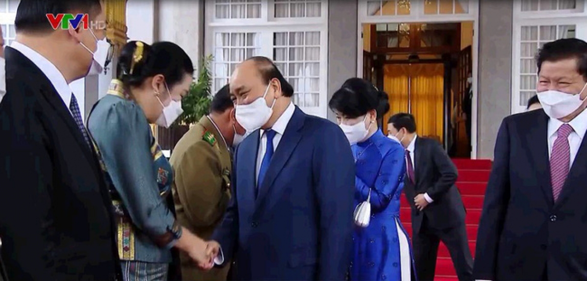 Chủ tịch nước Nguyễn Xuân Phúc và Phu nhân chào tạm biệt các lãnh đạo Lào. (Ảnh: VTV)