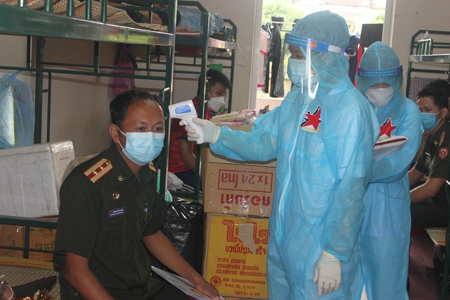 Nhân viên y tế kiểm tra sức khỏe cho cán bộ, sĩ quan Quân đội Lào.