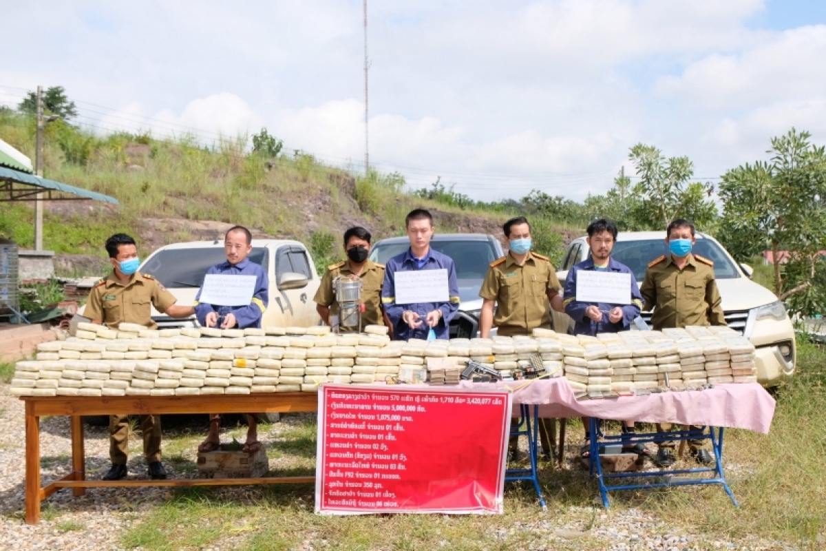 Lực lượng chức năng tỉnh Luangprabang bắt giữ 3 đối tượng cùng tang vật: Nguồn: Cơ quan an ninh tỉnh Luangprabang.