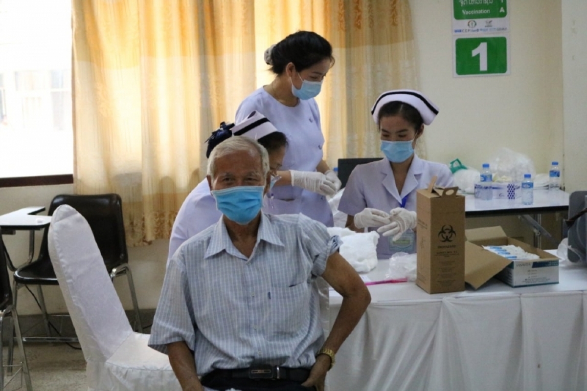 Bộ Y tế Lào tiếp tục kêu gọi người dân, đặc biệt là người cao tuổi và người có bệnh nền đi tiêm vaccine ngừa Covid-19