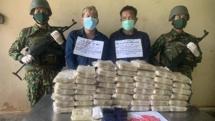 Bắt 2 đối tượng người Lào cùng tang vật hơn 300.000 viên ma túy tổng hợp 1