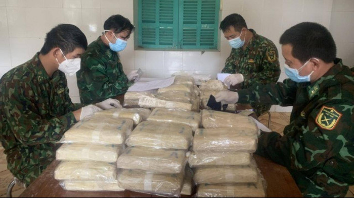 Bắt 2 đối tượng người Lào cùng tang vật hơn 300.000 viên ma túy tổng hợp 2