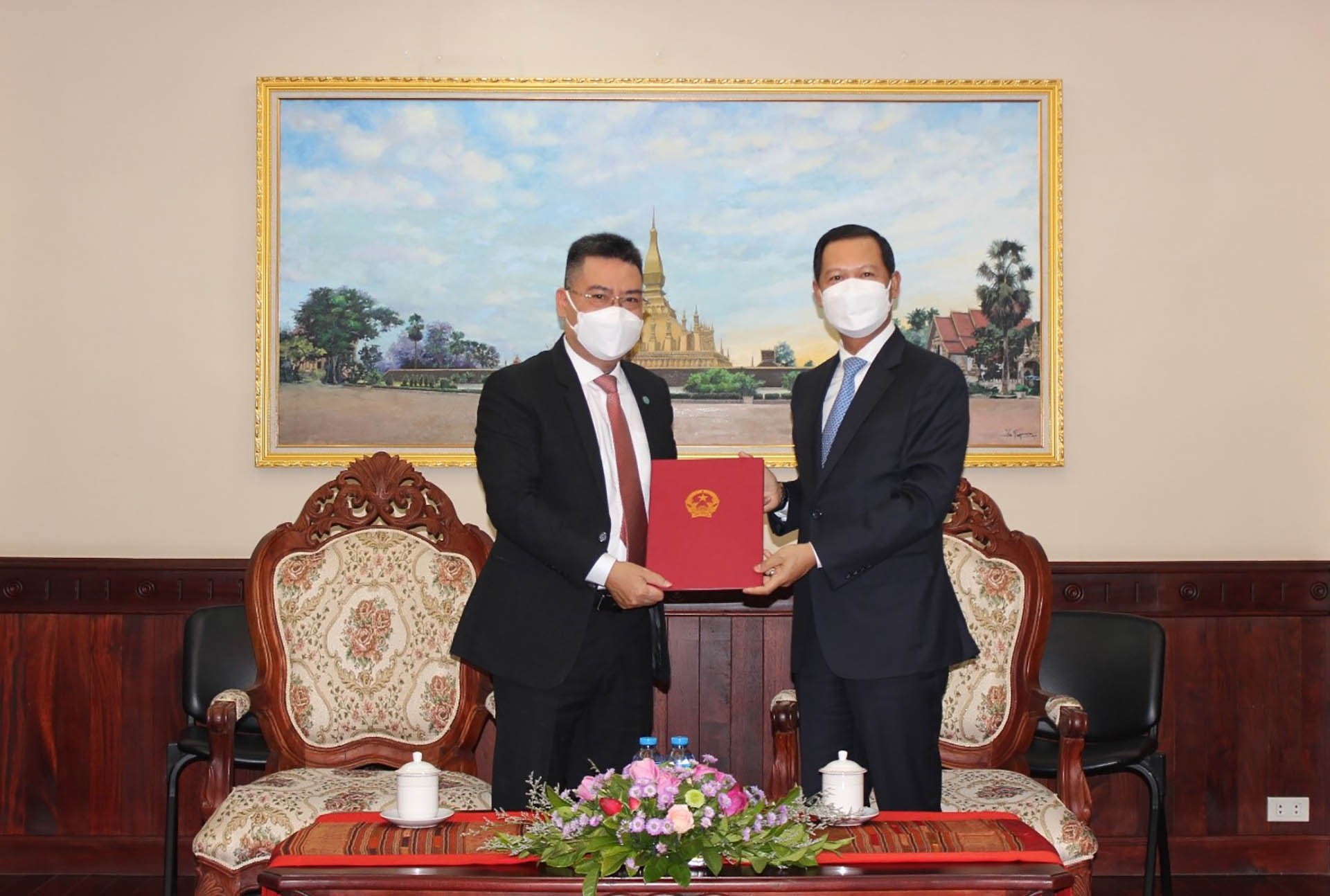 Tổng Lãnh sự Việt Nam tại Paksé Nguyễn Văn Trung trình thư ủy nhiệm Lãnh sự tới Thứ trưởng Bộ Ngoại giao Lào Phoxay Khaykhamphithoune.