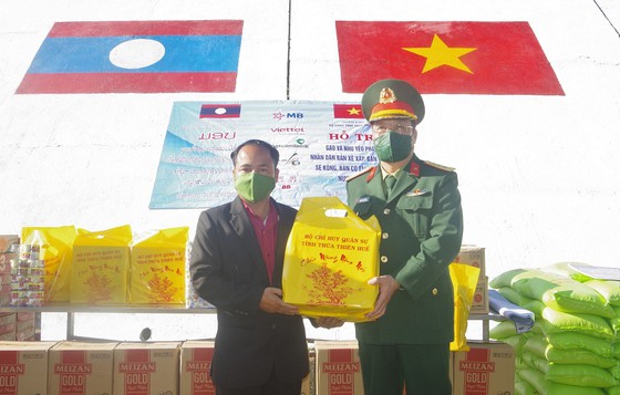 Tặng quà tết lực lượng vũ trang và nhân dân biên giới Việt Nam – Lào ảnh 4