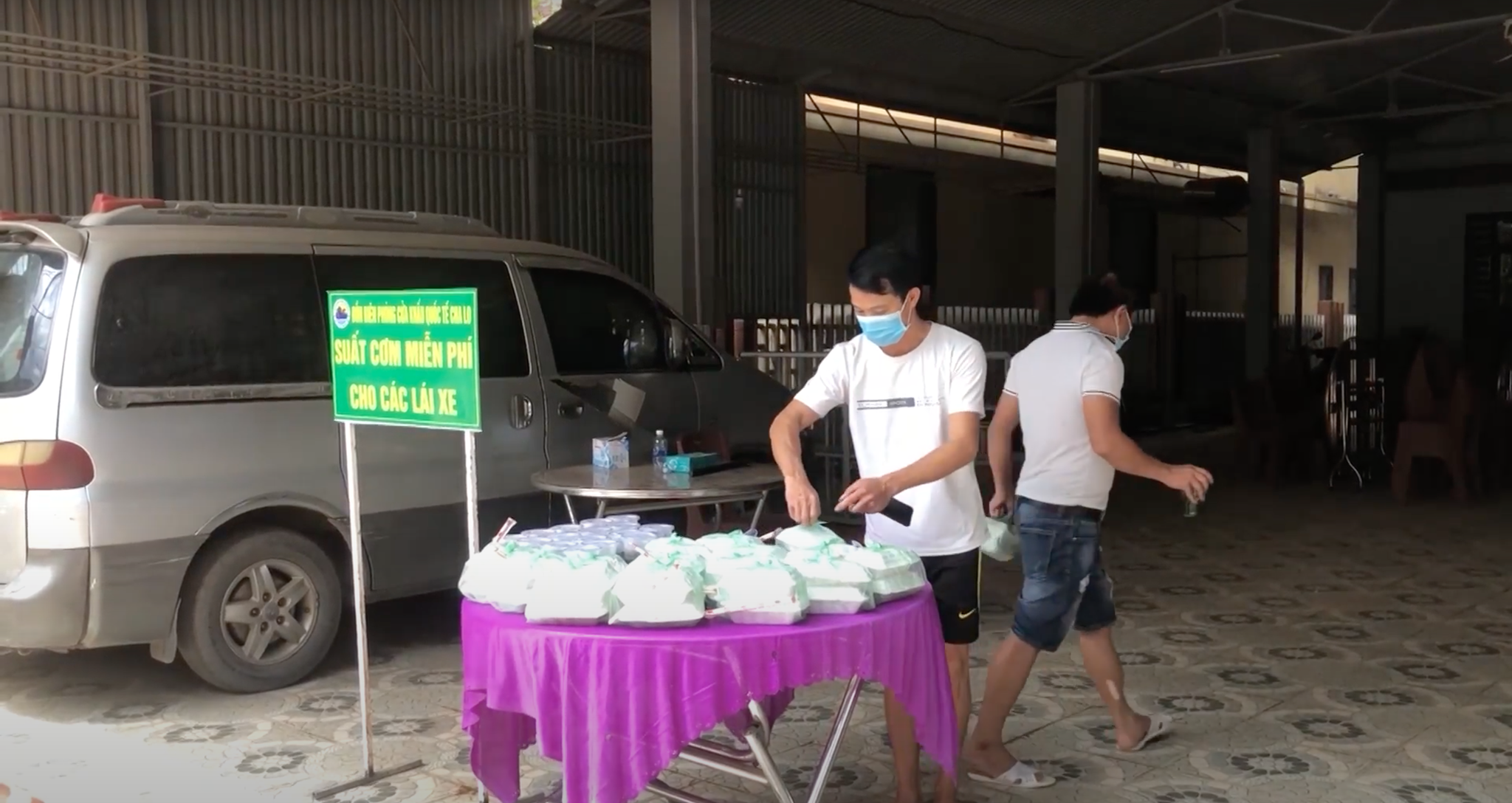 Tặng cơm, test Covid-19 miễn phí cho người từ Lào nhập cảnh - ảnh 2