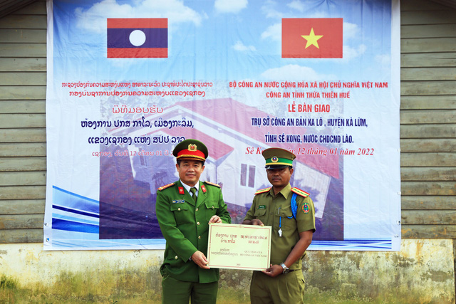 Khánh thành trụ sở làm việc cho Công an bản biên giới nước bạn Lào - Ảnh 2.