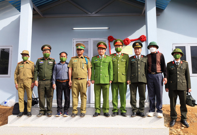 Khánh thành trụ sở làm việc cho Công an bản biên giới nước bạn Lào - Ảnh 3.