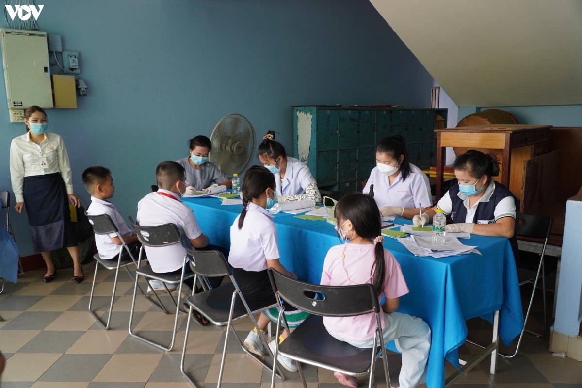 Trường song ngữ Lào - Việt Nam Nguyễn Du tổ chức tiêm vaccine ngừa Covid-19 cho học sinh từ 6 đến11 tuổi.