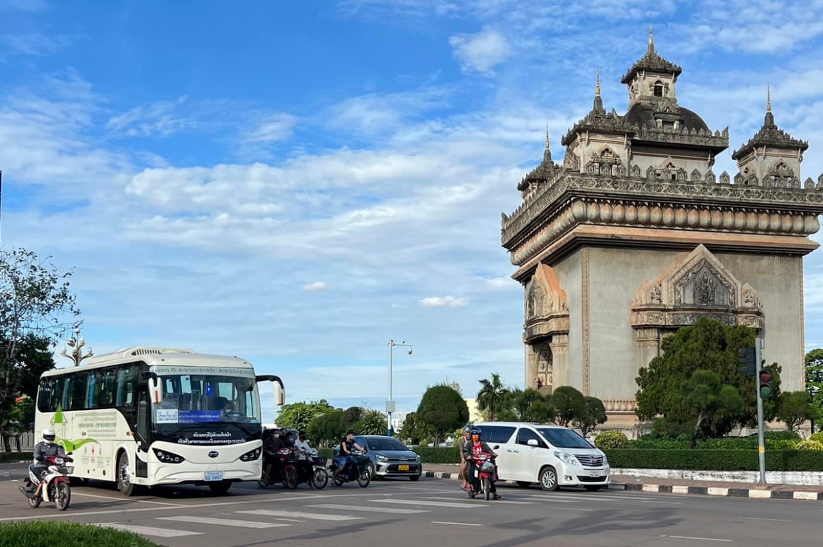 Xe buýt điện hoạt động trên đường phố Lào. Nguồn: Đài phát thanh Lào