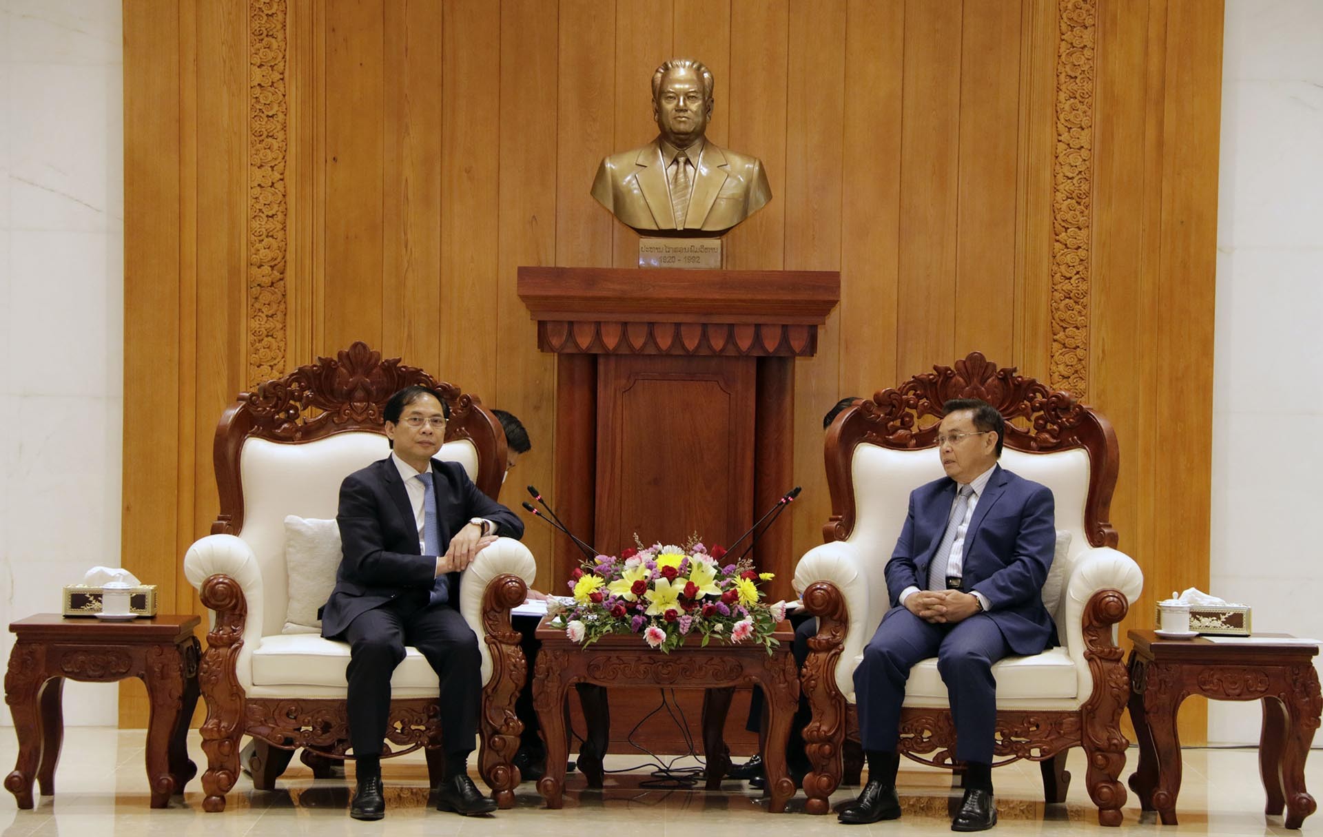 Bộ trưởng Ngoại giao Bùi Thanh Sơn chào Chủ tịch Quốc hội Lào Saysomphone Phomvihane.