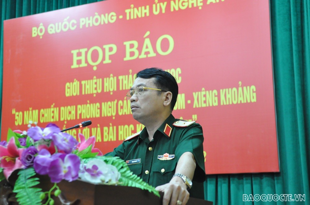 (05.16) Phó Chủ nhiệm Chính trị Quân khu 4, Thiếu tướng Phan Văn Sỹ, phát biểu tại Họp báo. (Ảnh: Minh Quân)