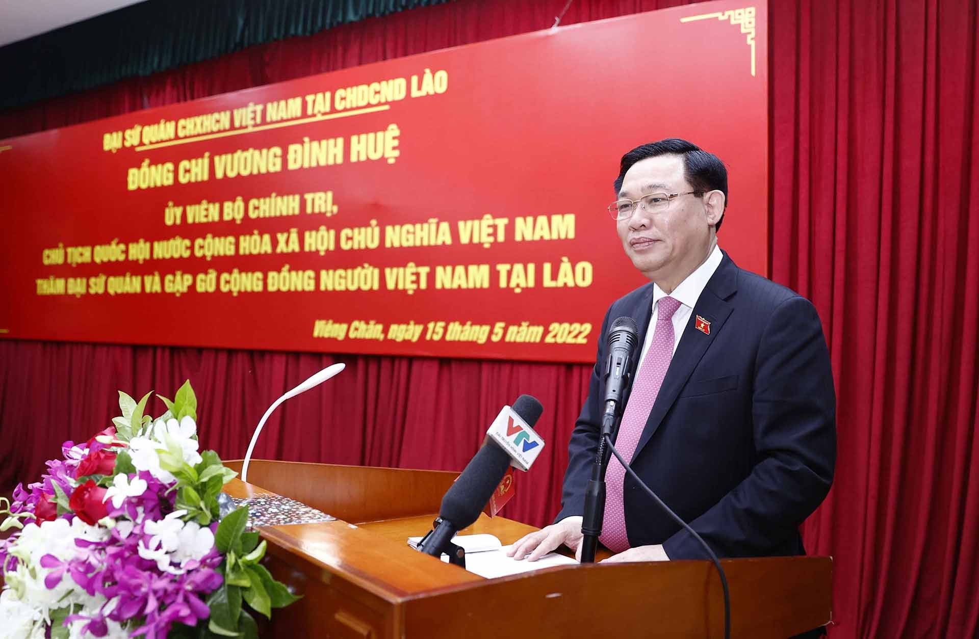 Chủ tịch Quốc hội Vương Đình Huệ nói chuyện với Cộng đồng người Việt Nam tại Lào. (Nguồn: TTXVN)