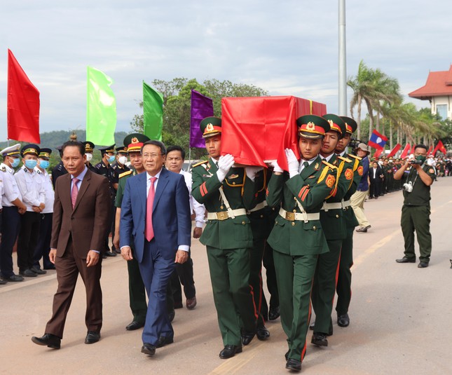 Đưa nhiều hài cốt liệt sĩ quân tình nguyện Việt Nam hy sinh tại Lào về đất mẹ ảnh 2