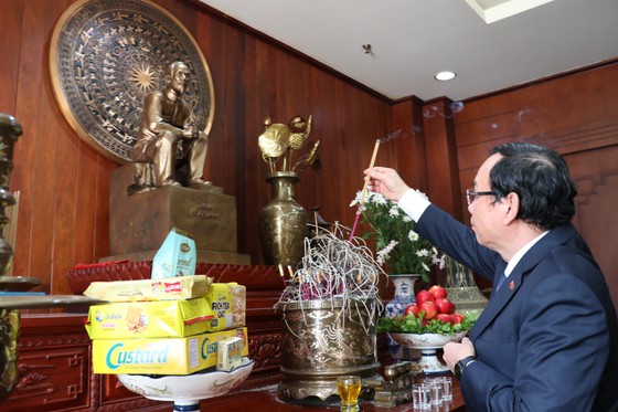 Bí thư Thành ủy TPHCM Nguyễn Văn Nên thăm cán bộ, nhân viên Đại sứ quán Việt Nam tại Lào ảnh 1