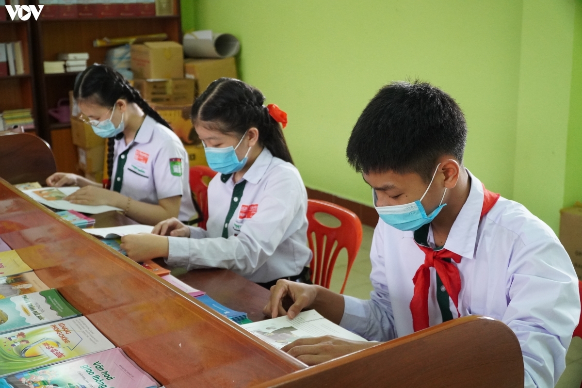 Ngoài thời gian học trên lớp, các em học sinh Trường song ngữ Lào - Việt Nam Nguyễn Du lại tranh thủ thời gian xuống thư viện để đọc và tìm hiểu thêm Bác Hồ.