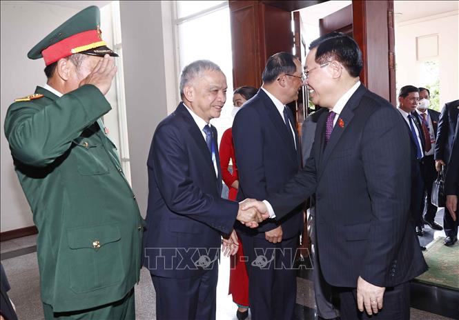 Chủ tịch Quốc hội Vương Đình Huệ thăm Đại sứ quán Việt Nam tại Lào -0