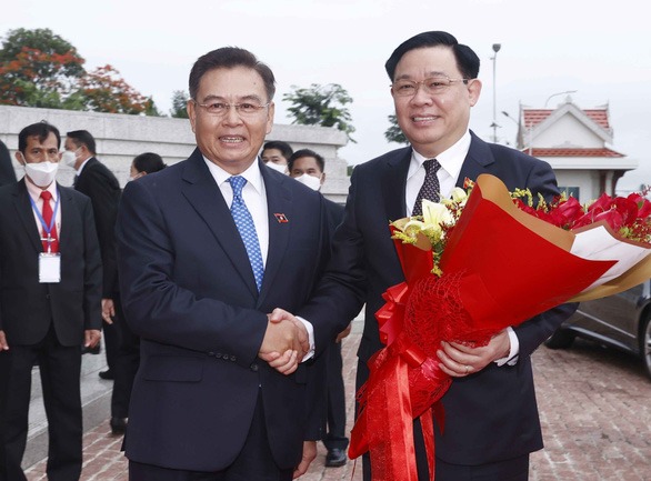 Chủ tịch Quốc hội Vương Đình Huệ gặp Tổng bí thư, Chủ tịch nước Lào - Ảnh 2.