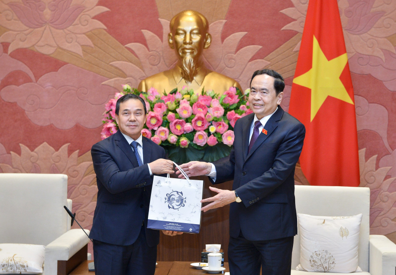 Phó Chủ tịch Thường trực Quốc hội Trần Thanh Mẫn trao quà lưu niệm tặng Đại sứ Lào tại Việt Nam Sengphet Houngboungnuang - ảnh: Thanh Chi 
