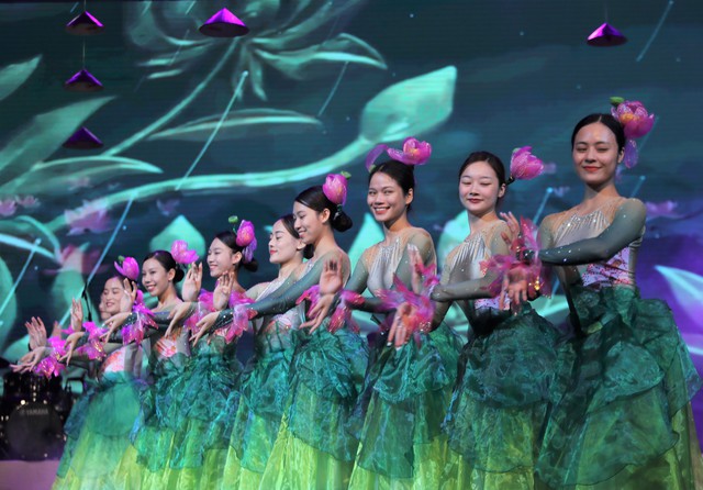 Ấn tượng chương trình nghệ thuật “Hồn sen Việt- Hương sắc Chăm Pa” tại thủ đô Viêng Chăn, Lào - Ảnh 8.