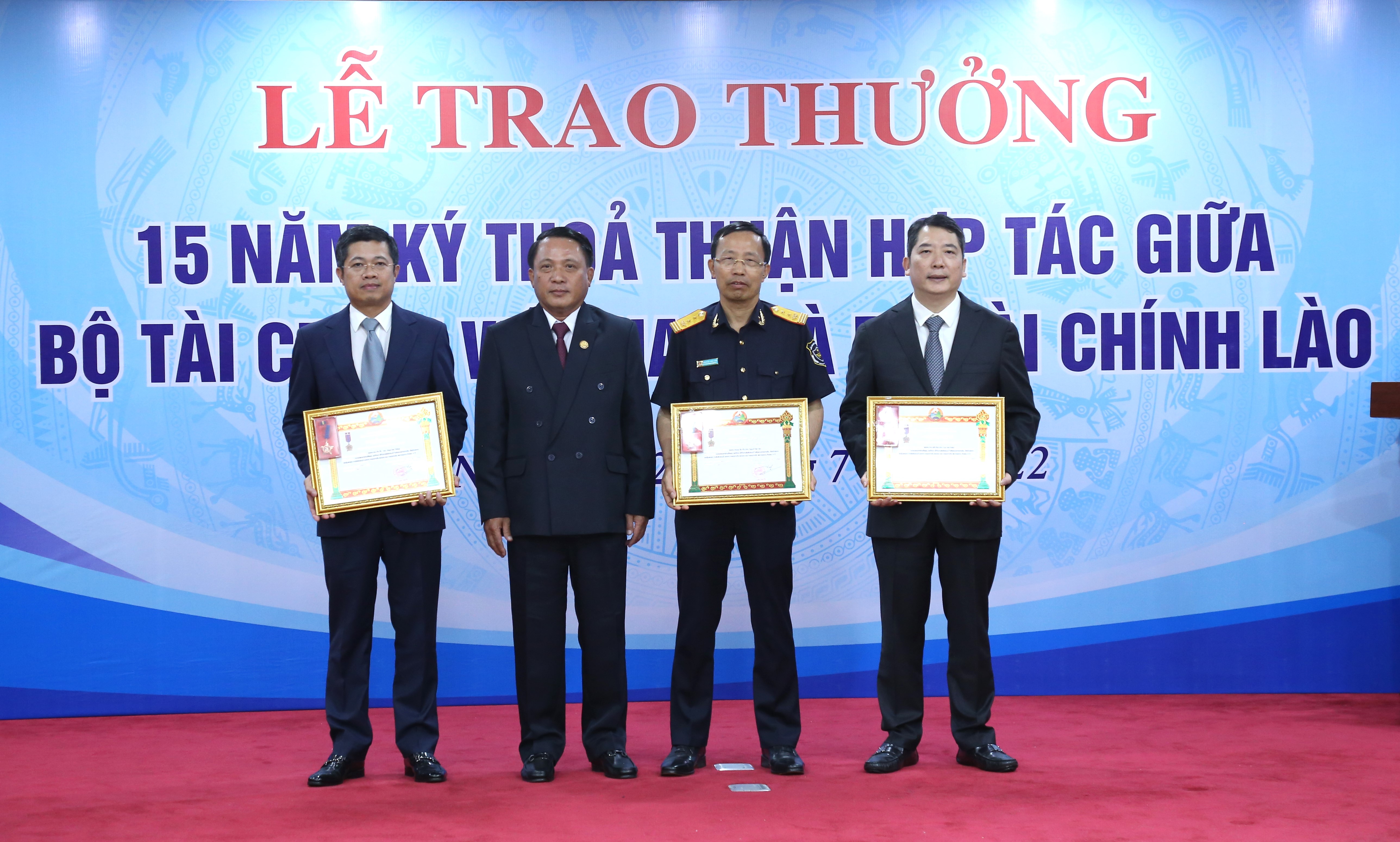 Bộ trưởng Bộ T&agrave;i ch&iacute;nh L&agrave;o Bounchom Ubonpaseuth trao thưởng cấp Nh&agrave; nước cho c&aacute;c c&aacute; nh&acirc;n của Bộ T&agrave;i ch&iacute;nh Việt Nam.