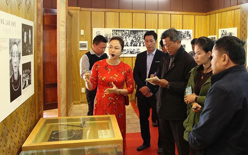 Đoàn công tác của Bảo tàng Quốc gia Lào tham quan Khu di tích lịch sử cách mạng Việt Nam-Lào.