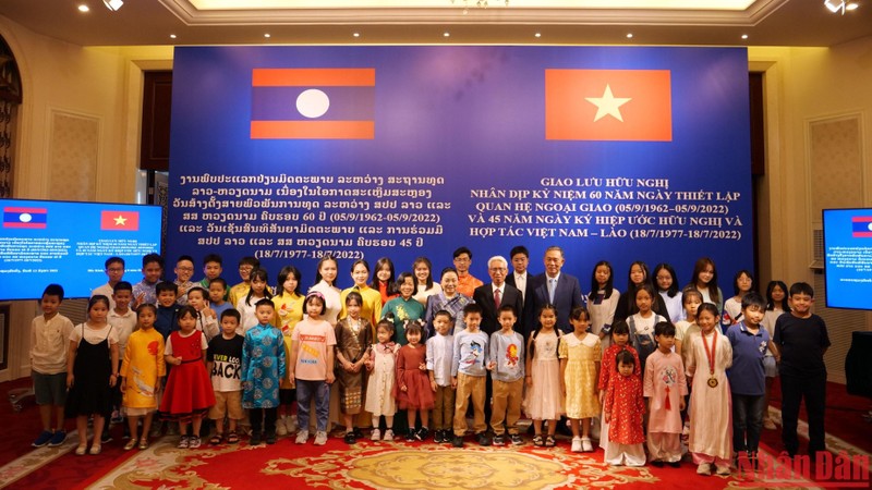 Hai Đại sứ chụp ảnh lưu niệm cùng các cháu thiếu nhi Việt Nam-Lào.