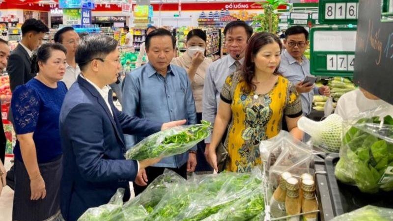 Đại diện siêu thị Winmart Smart City thông tin về quy chuẩn hàng nông sản vào siêu thị tới Đoàn đại biểu cấp cao thủ đô Vientiane.