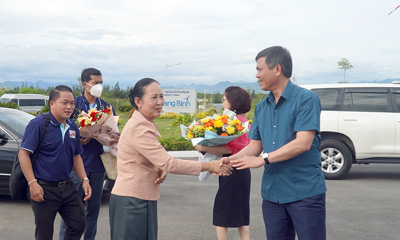 Đồng chí Chủ tịch UBND tỉnh Trần Thắng chào mừng đồng chí Pình-khăm La-xa-xim-ma, Tổng Thư ký Quốc hội Nước CHDC nhân dân Lào.