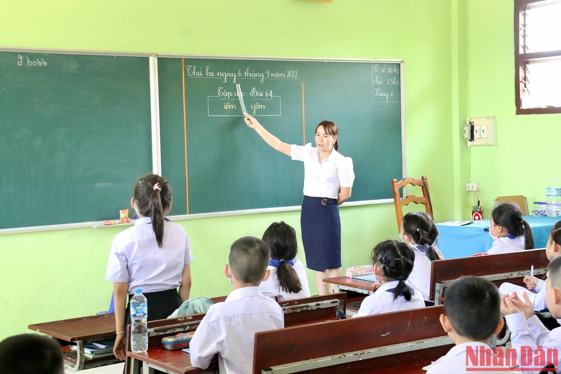 Học tiếng Việt trong ngôi trường song ngữ Nguyễn Du ở Vientiane
