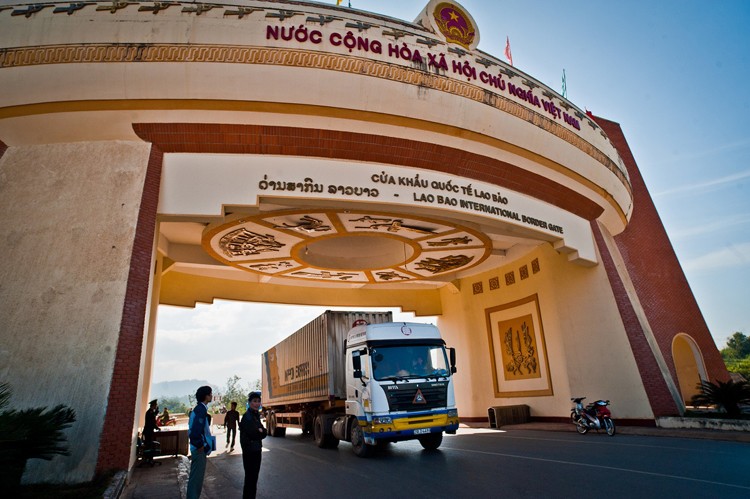 Việt Nam - Lào: Thúc đẩy hợp tác thương mại, đầu tư
