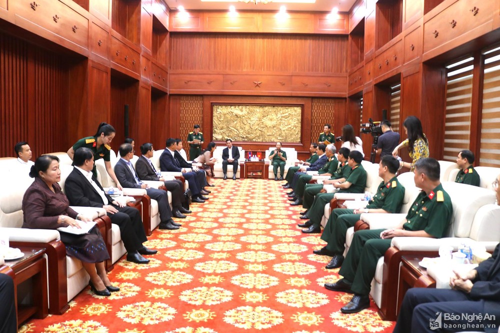 Văn phòng Phủ Thủ tướng Lào và Văn phòng Chính phủ Việt Nam thăm Bộ Tư lệnh Quân khu 4 ảnh 2