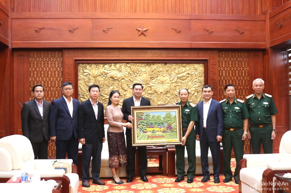 Văn phòng Phủ Thủ tướng Lào và Văn phòng Chính phủ Việt Nam thăm Bộ Tư lệnh Quân khu 4 ảnh 1