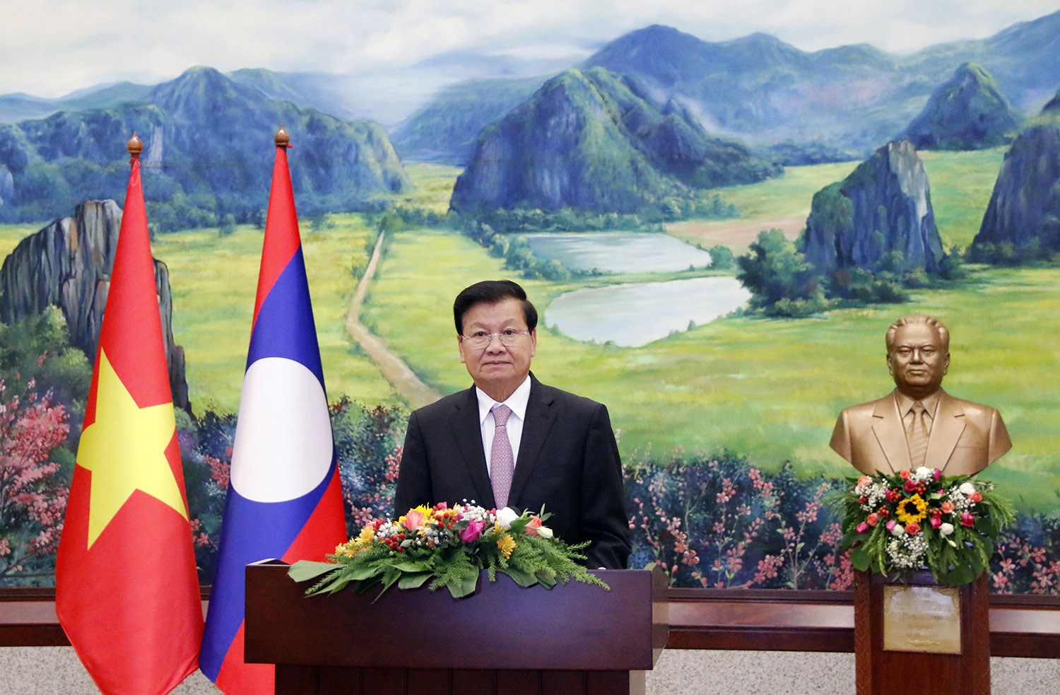 Ra sức vun đắp mối quan hệ đặc biệt Lào - Việt Nam không ngừng đơm hoa kết trái