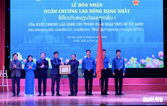 Trung ương Đoàn đón nhận Huân chương Lao động hạng nhất của nước bạn Lào - Ảnh 2.