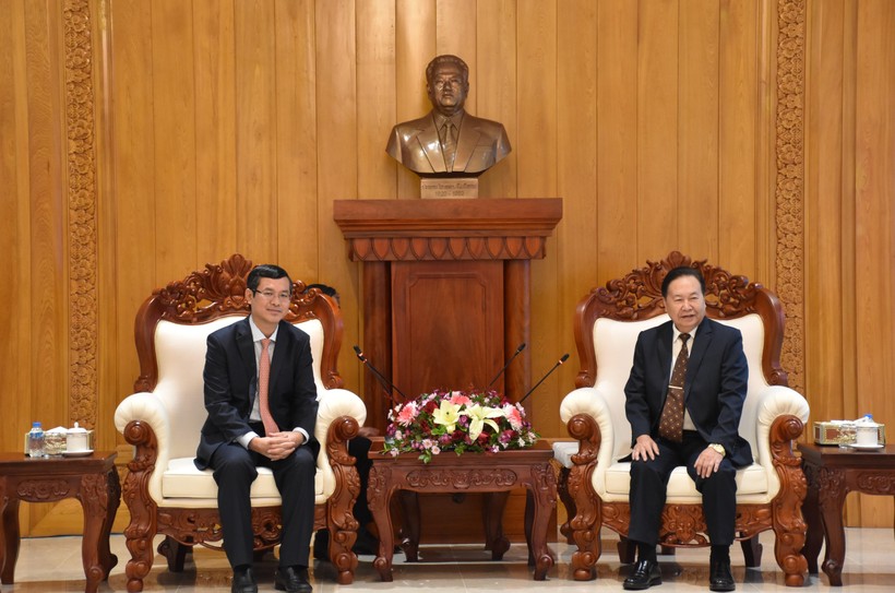 Thứ trưởng Nguyễn Văn Phúc và Phó Chủ tịch Quốc hội Lào Chaleun Yiapaoher.